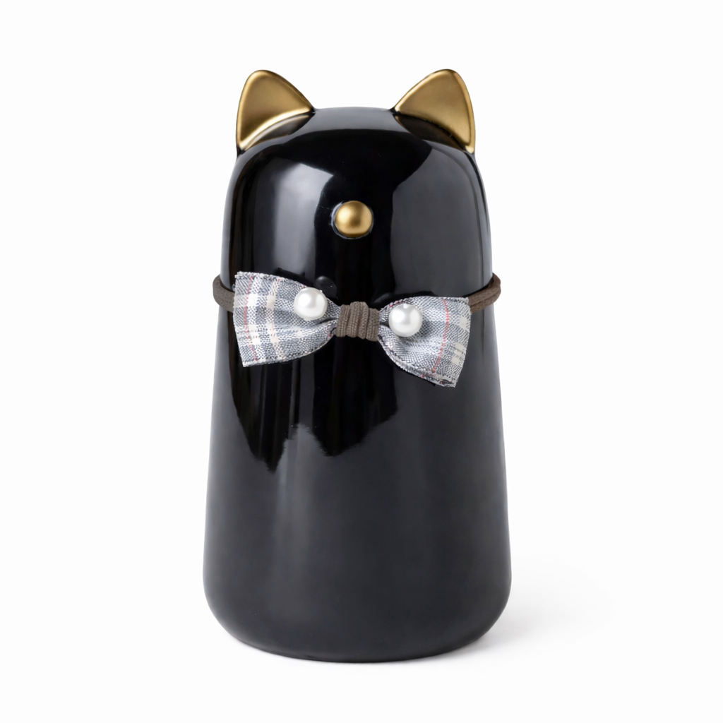 De laatste aai zwarte keramieken kattenurn met gouden oortjes en een decoratief strikje voor asbewaring.