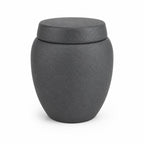 De laatste aai zwarte keramische urn met een minimalistisch en gestructureerd design voor een dierbare herinnering.