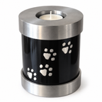 De laatste aai zwarte aluminium urn voor huisdieren met zilveren pootafdrukken en een waxinelichthouder bovenop.