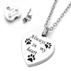 Stijlvolle hartvormige hanger in het zilverkleur, met pootafdrukjes en de tekst: "Always in my heart"