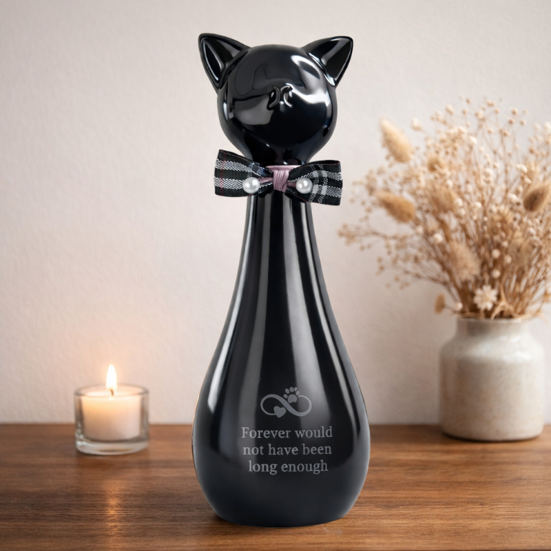 Minimalistische kattenurn met lichte gravure en natuurlijke, serene uitstraling