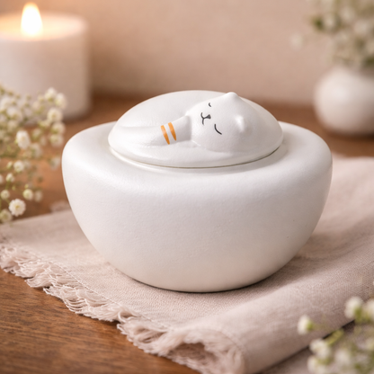 Witte kattenurn geschikt voor asbewaring van een kat