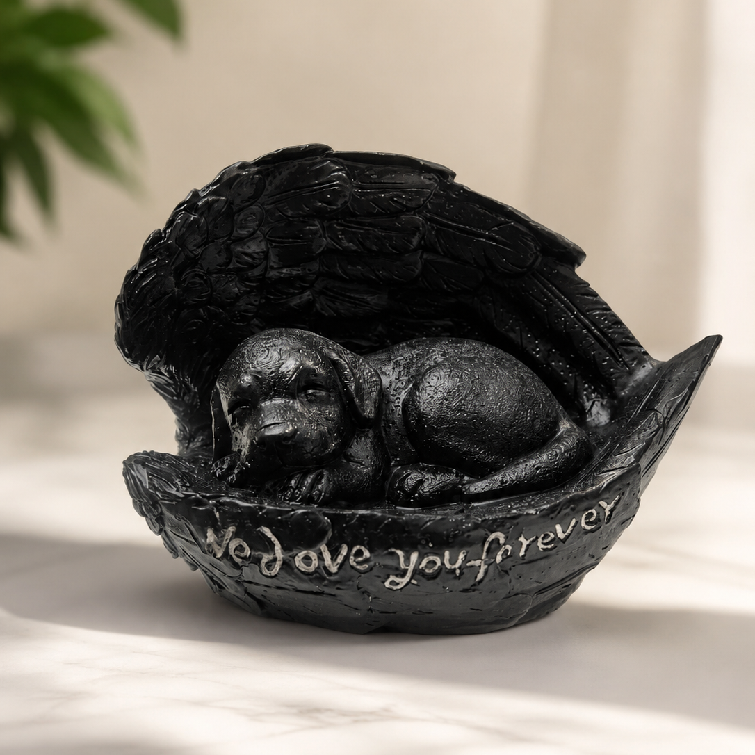 Urn voor hond - een slapend hondje die omringd wordt door beschermende vleugels - Zwart