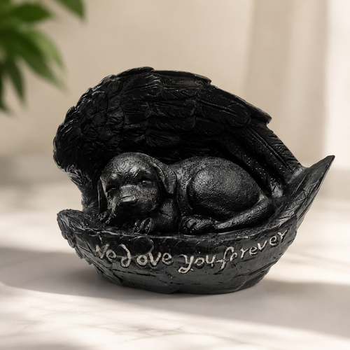 Urn voor hond - een slapend hondje die omringd wordt door beschermende vleugels - Zwart