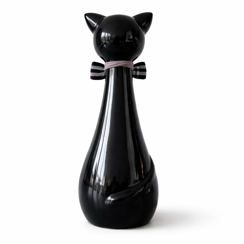 Achterkant van urn voor kat met ingetogen gravure, passend bij een rustig interieur