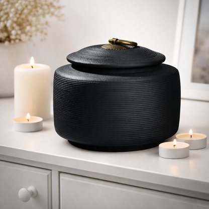 Stijlvolle zwarte urn van keramiek voor as van hond of kat

