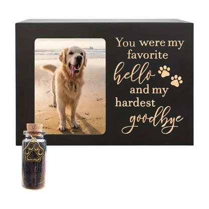houten urn,  aan de voorkant bevindt zich een fotoframe waarin je een foto van jouw dierbare huisdier kunt plaatsen. Aan de rechterkant staat in elegante gouden letters de ontroerende tekst:&nbsp;"You were my favorite hello, and my hardest goodbye".